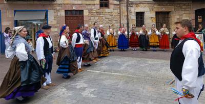 El grupo de danzas Virgen del Campo sigue bailando