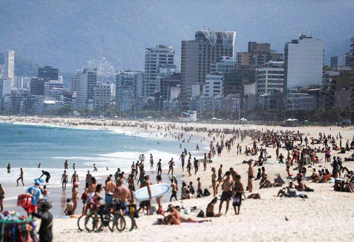 Miles de bañistas en las playas de Rio de Janeiro pese a restricciones por pandemia