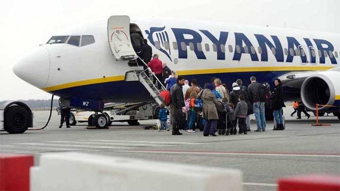 FACUA pide reformar la normativa aérea ante prácticas como el cobro de la maleta de mano en cabina