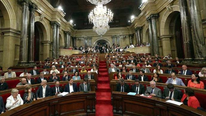 Parlamento catalán aprueba la ley para amparar referéndum de independencia