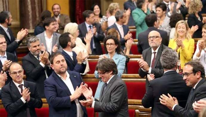 El Parlament aprueba la ley para convocar el referéndum ante los escaños vacíos de la oposición