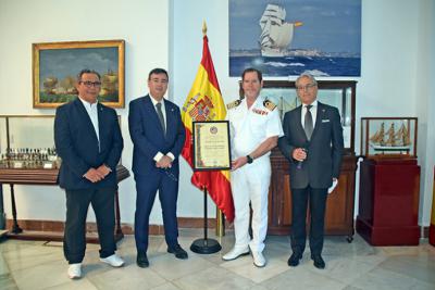 La ciudad reconoce a un marino que hizo de Sevilla parte de su vida