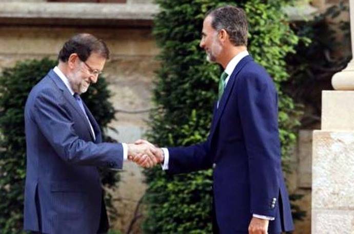 Rajoy anuncia al rey que convocará al Gobierno en agosto para recurrir la ley de referéndum