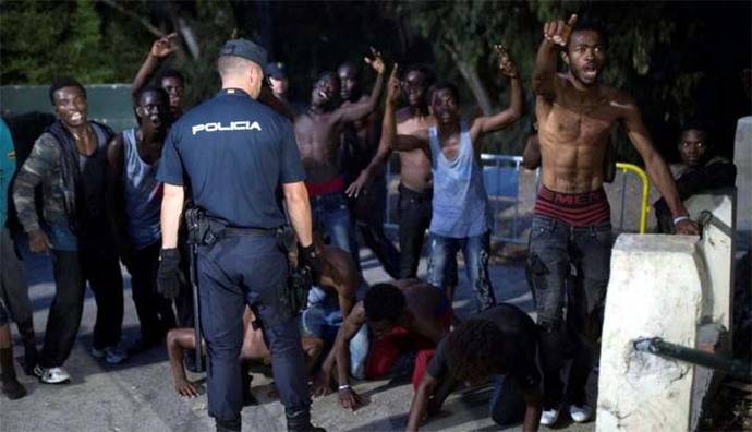 La Policía intentó parar a patadas y porrazos a los migrantes que cruzaron la frontera en Ceuta