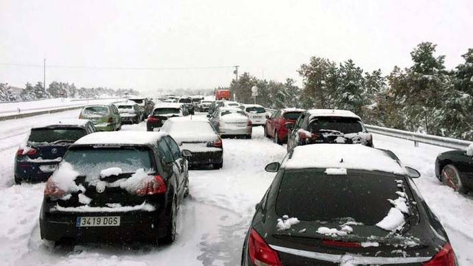 Carreteras cortadas y miles de atrapados por una gran nevada en España
