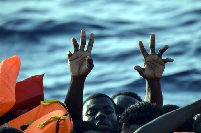 Rescatan a casi 300 migrantes en aguas libias, dos mujeres muertas