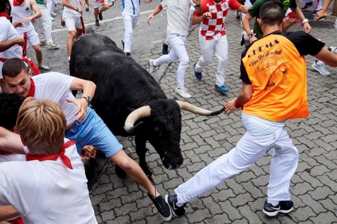 Los toros de la ganadería salmantina de Puerto de San Lorenzo en el tramo de Telefónica, durante el primero de los encierros de estos Sanfermines