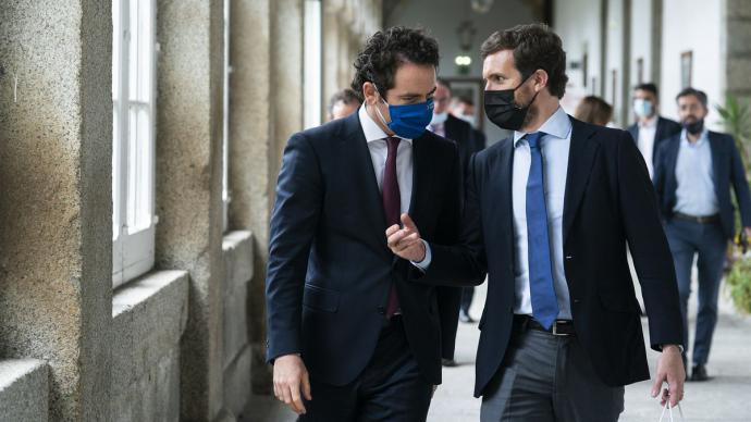 Pablo Casado charla con Teodoro García Egea este miércoles, en El Escorial (Madrid). PP