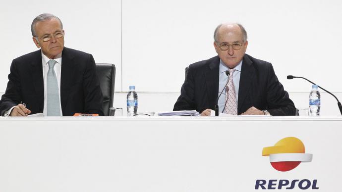 El expresidente de CaixaBank Isidro Fainé y el presidente de Repsol, Antonio Brufau, en una Junta General de Accionistas de Repsol en 2014 EFE/Ballesteros