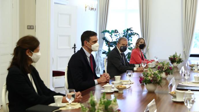 Pedro Sánchez durante un almuerzo con altos cargos del de Letonia el miércoles. JM Cuadrado (Moncloa)