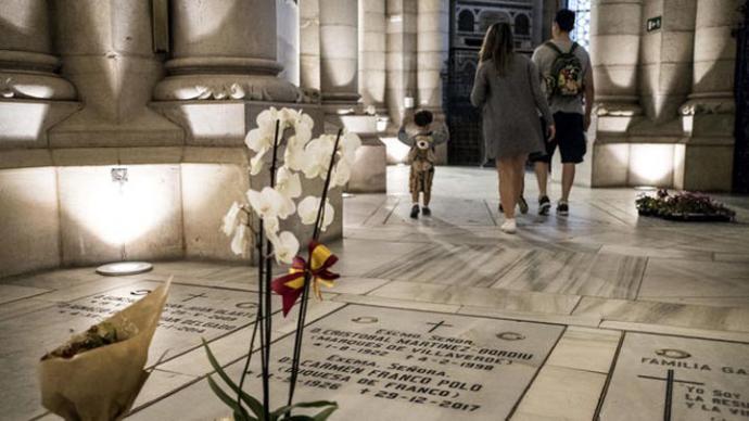 Tumba de Carmen Franco Polo y Cristóbal Martínez Bordiu, en la Almudena. / Olmo Calvo