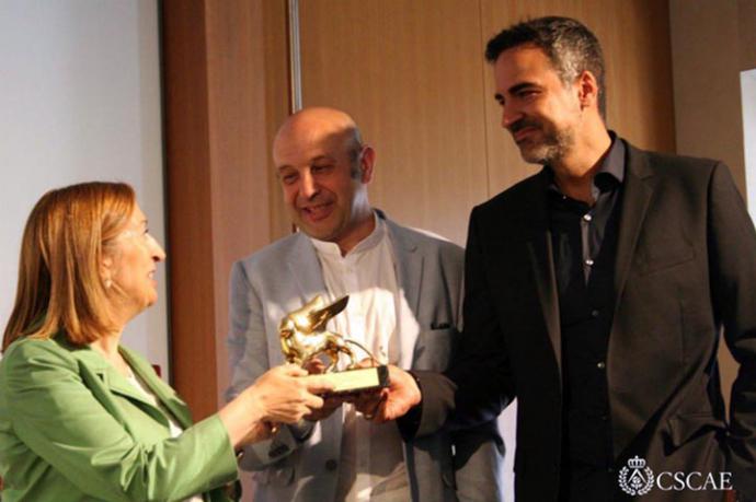 Ana Pastor entrega a Iñaqui Carnicero el León de Oro que logró en la 15ª Bienal de Venecia. 