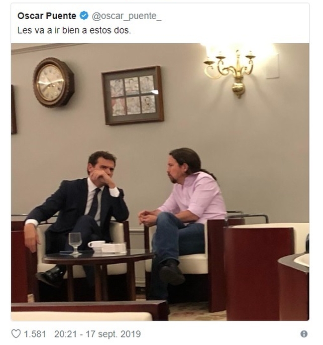 En la imagen de archivo, Rivera (i) ex líder de C's comparte un café con Pablo Iglesias