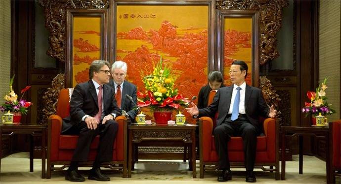 El secretario de Energía de los Estados Unidos, Rick Perry, y el viceprimer ministro chino, Zhang Gaoli