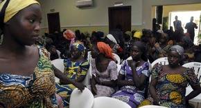 Presidente de Nigeria recibe a las 82 estudiantes liberadas en Chibok