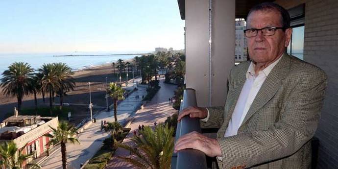 José Antonio Sierra en el balcón de su piso en Málaga, frente al mar