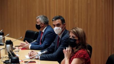 Pedro Sánchez acompañado por la vicesecretaria general del partido y portavoz del grupo parlamentario socialista, Adriana Lastra, y el secretario de Organización, Santos Cerdán, durante la reunión. EFE/Javier Lizón