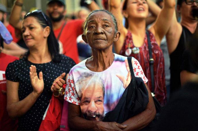Miles de personas respaldan a Lula, a pesar de las acusaciones en su contra. 