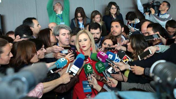 Cifuentes dirige la polémica de su máster contra el PSOE