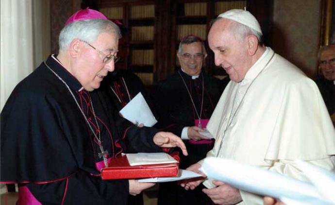 Reig Pla entregó al Papa Francisco un dossier con información sobre las terapias homófobas que se llevaban a cabo en Alcalá. L'OSSERVATORE ROMANO