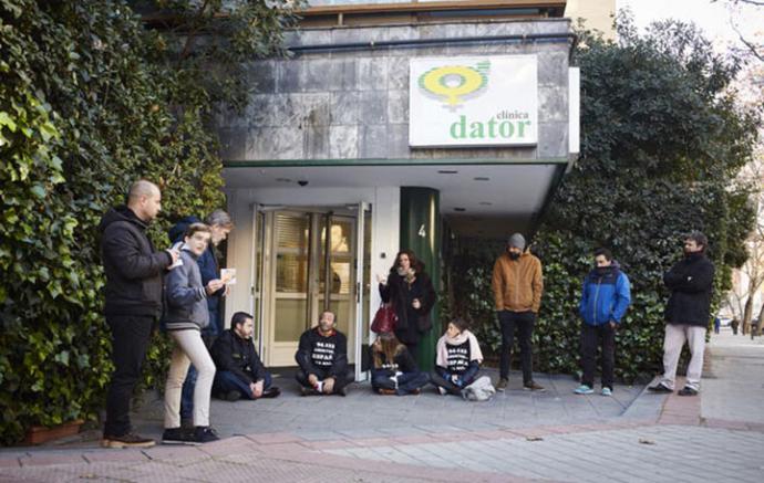 Un grupo de personas, a las puertas de la clínica Dator, obstaculizan a las mujeres que entran a abortarPATRICIA J. GARCINUÑO 