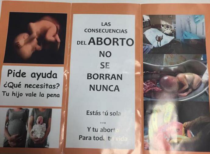 Uno de los folletos que se reparten los sábados en la clínica El Bosque de Madrid