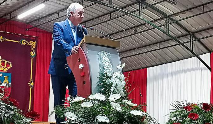 Tomás Cobo rindió homenaje a la profesión médica en el pregón del Día de Cantabria