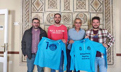 La delegación de Deportes entrega nuevas equipaciones al Club de Alcalá del Río de Pádel