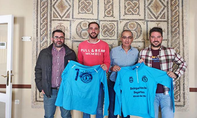 La delegación de Deportes entrega nuevas equipaciones al Club de Alcalá del Río de Pádel