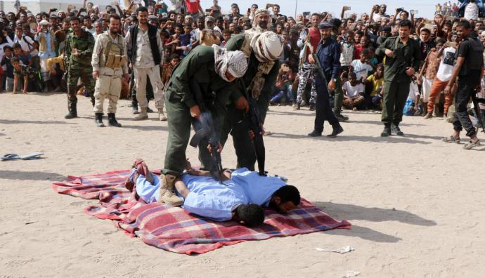 Wadah Refat, y Mohamed Khaled fueron ejecutados en una plaza pública por secuestrar, violar y asesinar a Mohamed Saad, un niño de doce años, en mayo del año pasado.