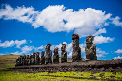  Estudiar Turismo te posibilitará viajar… (Foto: Moai de Isla de Pascua (Chile) - imagen de referencia)
