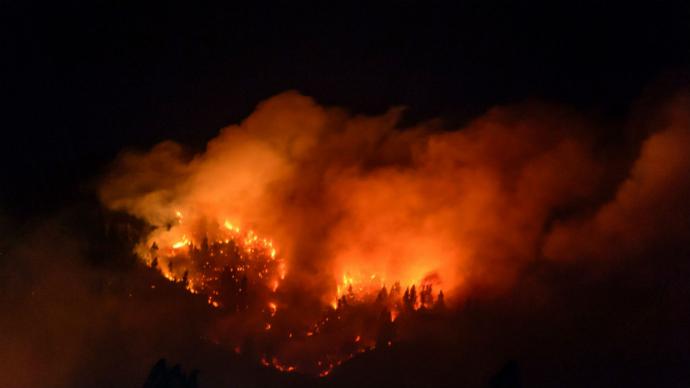 Chile batalla con incendios forestales en el sur e inundaciones en el norte