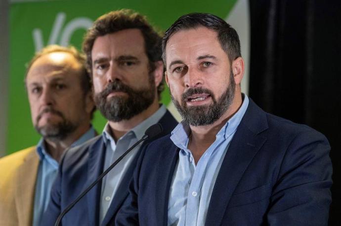 El presidente de Vox Santiago Abascal (d) acompañado por Iván Espinosa de los Monteros (c) Luis Gestoso