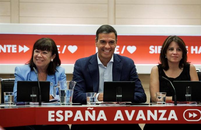 El secretario general del PSOE, Pedro Sánchez; la presidenta del partido, Cristina Narbona (i), y la portavoz, Adriana Lastra 