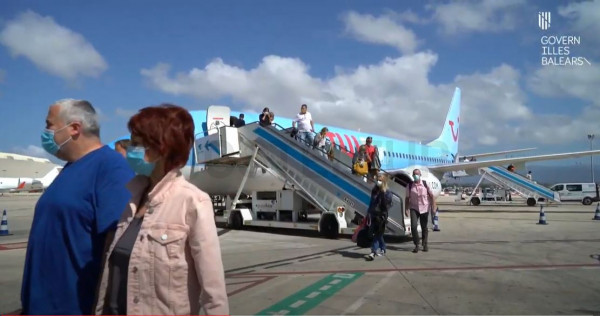 Turistas alemanes a su llegada al aeropuerto de Palma de Mallorca.