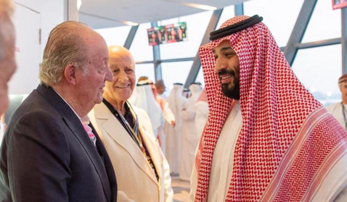 Juan Carlos I con el príncipe heredero saudí, Mohamed Bin Salmán, en el premio de Fórmula 1 de Abu Dhabi. 