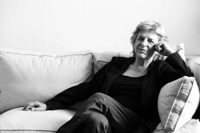 María Tena ha firmado ejemplares de su novela 'La vida al borde' en la Feria del Libro de Madrid