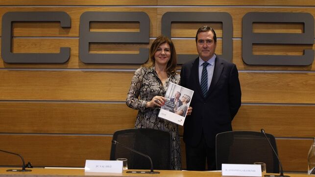 El presidente de CEOE, Antonio Garamendi, y la presidenta de la Comisión de Igualdad y Diversidad, Val Díez. JESÚS UMBRÍA/CEOE