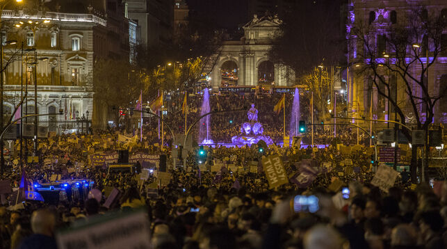 Cibeles, también iluminada de violeta, y la Puerta de Alcalá, al fondo, muestran una imagen singular entre la riada de manifestantes OLMO CALVO