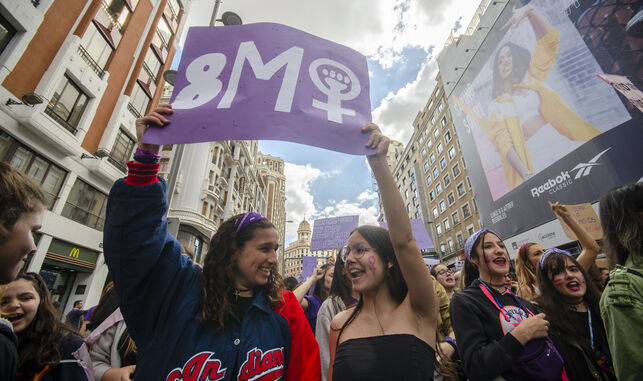 Dos estudiantes sostienen una pancarta durante la manifestación del 8M ALEJANDRO NAVARRO BUSTAMANTE / MADRID