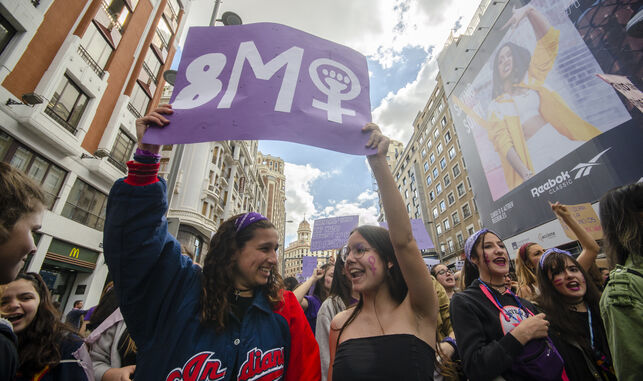 Dos estudiantes sostienen una pancarta durante la manifestación del 8M ALEJANDRO NAVARRO BUSTAMANTE / MADRID