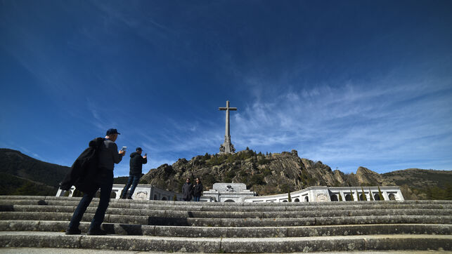 Turistas fotografiando la cruz del Valle de los Caídos | Foto: Fernando Sánchez