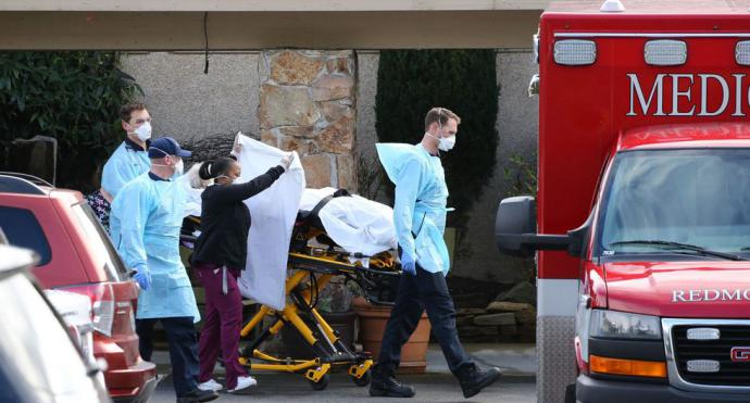 Un paciente es transferido a una ambulancia en el Life Care Center en Kirkland, Washington, donde se han presentado varios casos de coronavirus