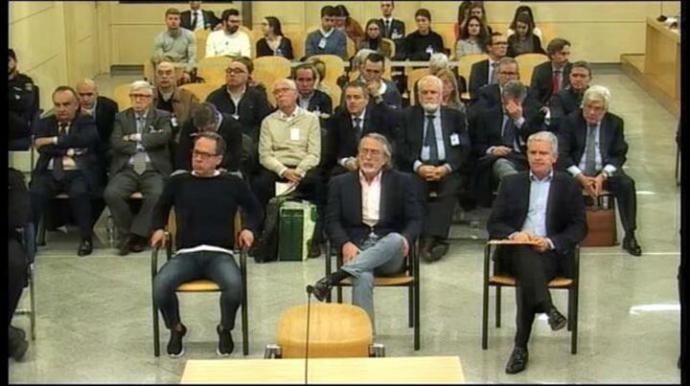 Los 24 acusados por el juicio sobre la visita del Papa en el banquillo de la Audiencia Nacional.