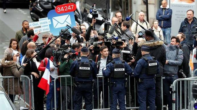 Una marcha de un millar de manifestantes protesta en el centro de París contra la elección de Macron