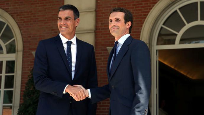 Pedro Sánchez y Pablo Casado en su encuentro en Moncloa. MONCLOA