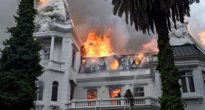 Protestas en Chile: incendian edificio histórico de la Universidad Pedro de Valdivia e irrumpen en embajada de Argentina