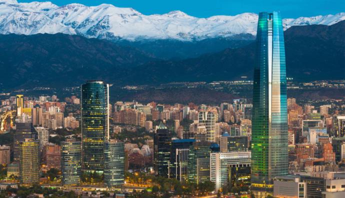 Vista parcial de Santiago de Chile con la impresionante cordillera de los Andes al fondo