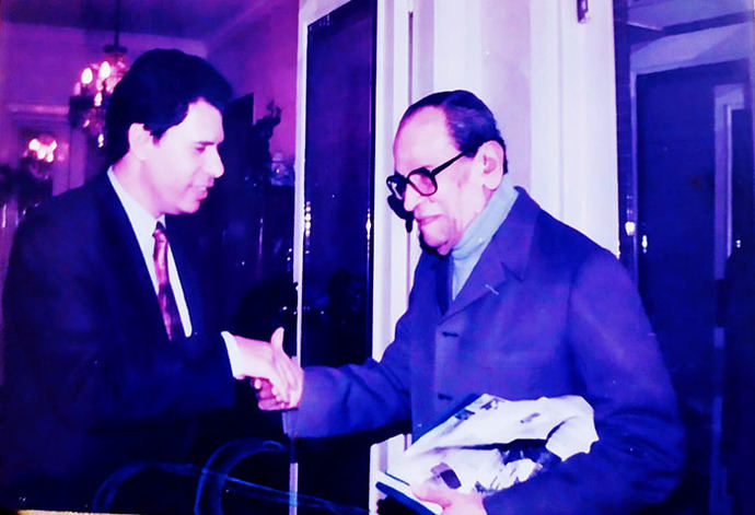 Hamdi Zaki (izq) saluda al escritor egipcio y Premio Nobel de Literatura  Naguib Mahfuz (imagen de archivo)
