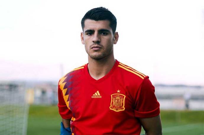 Álvaro Morata modela la nueva camiseta de la Selección de España